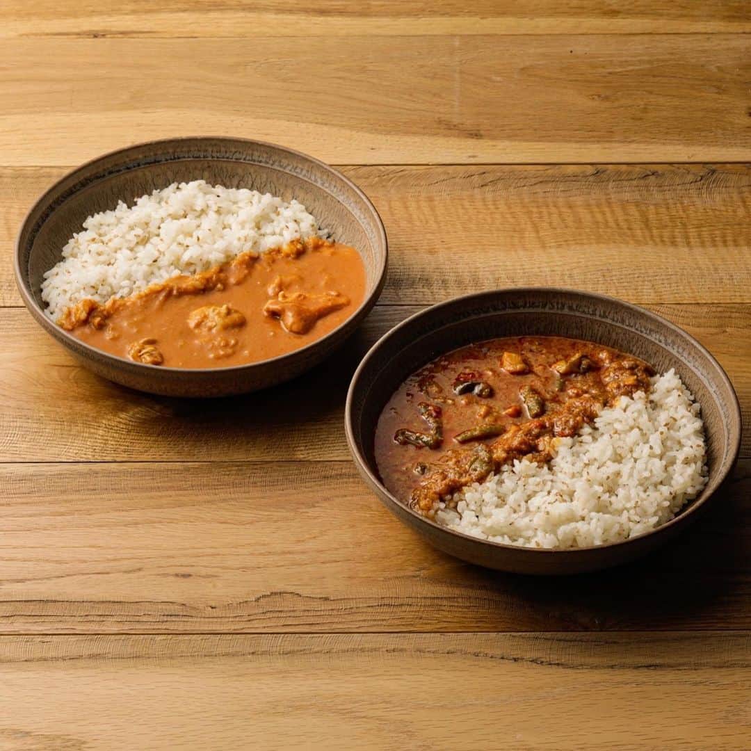 スープストックトーキョー 公式さんのインスタグラム写真 - (スープストックトーキョー 公式Instagram)「🏠おうちで #CurryStockTokyo 🏠﻿ 今年は公式オンラインショップもカレー尽くし。 20日からの開催に間に合うようにお届けするため、 今日から3つのセットが新発売です🎉﻿ ﻿ ＼ おなじみのカレー皿つき🍽 ／﻿ 「おうちで #CurryStockTokyo セット」﻿ ﻿ 多数のお問い合わせをいただいているカレー皿。﻿ オリジナル﻿デザインの「カレー皿」と「スプーン」、 ﻿新商品の常温保存が可能なレトルトカレー﻿4種を セットにした初登場のラインナップ！﻿ おうちでCurry Stock Tokyoを再現できます。﻿ 7月16日までのご注文で、開催期間の7月20日﻿前後に お届けします。お値段は8200円(税込・送料込み)。 数量限定につき、どうぞお早めに🏃‍♀️💨﻿ ﻿ #CurryStockTokyo﻿ #SoupStockTokyo」7月11日 23時23分 - soupstocktokyo