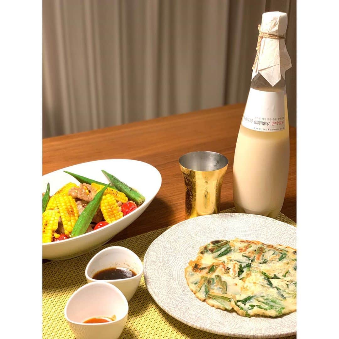 坂田陽子さんのインスタグラム写真 - (坂田陽子Instagram)「#韓国料理研究家 の@miyagakiyuuki38 ナカさんから 誕生日プレゼントに戴いた 手作りで醸造された生マッコリ❤️ ・ 天然炭酸のマッコリを開ける際には特別な配慮が必要。瓶を45度に傾けゆっくり栓を開ける。 プシュッ！シュワッ！と心地よい音と共に、ゆっくりとマッコリが混ざって行く過程を楽しむ。開け閉めを繰り返し炭酸が適度に抜けたら飲みごろ😂 ・ ・ 米の旨味を感じつつ、きめ細やかな泡立ちと清涼感。そのシュワシュワ感はまるでシャンパンの様で。。 ・ 一口飲んだ瞬間に、はい、出ました！ ・ ぅんまあっっっ🤣🤣 ・ ・ 本当はナカさんに送ってもらったレシピで美味しい韓国料理と戴きたかったけど、我慢できず💦 手っ取り早くチヂミの粉買ってきて極上マッコリと共に食す😆 ・ ，残り一本は丁寧にご飯作ってマッコリを楽しもう😍 ・ ・ #ボクストンガ　#福順都家 #ソンマッコリ　#生マッコリ #にらチヂミ #豚肉と焦がしとうもろこしの南蛮漬 #夏らしい色合い」7月11日 23時25分 - yokosakata