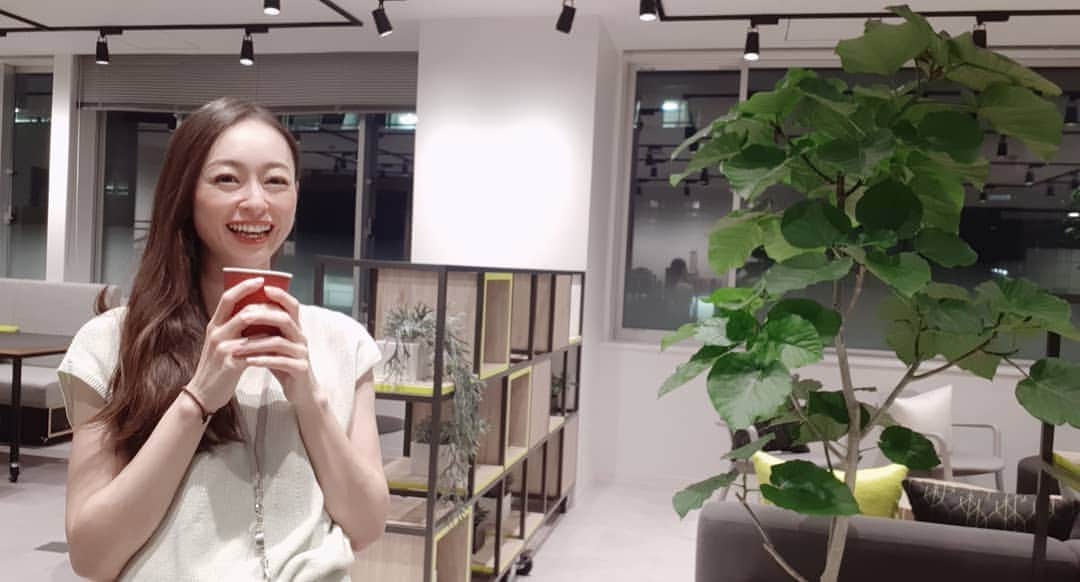 瞳ゆゆのインスタグラム：「今日も一日お疲れ様でした😊  あ、今日は土曜日か💨  洗濯表示無視してトップス洗ったら、丈が短くなってしまいました😂  #お疲れ様でした #イベント #ホッと一息」