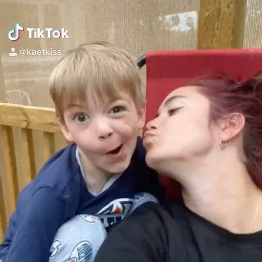 ケイトリン・オズモンドのインスタグラム：「Happy 6th Birthday to my crazy nephew Owen! He’s the best tiktok partner and Mario Kart competitor!」