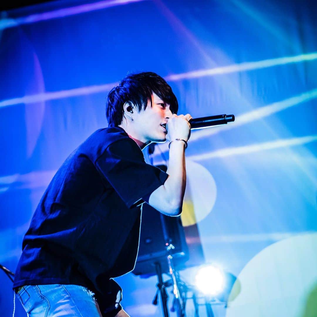 竹中雄大さんのインスタグラム写真 - (竹中雄大Instagram)「5ヶ月ぶりのバンドセットでのライブ。 ようやく生きてるなって実感できました。 今日も歌わせてくれてありがとう。 たくさん観てくれて本当にありがとう。 8/17に大阪城ホールで無料で配信ライブというバカみたいなことをやります。 直接伝えたい大事な発表もあります。 8/18には新曲「Sunny drop」リリース。 これからも俺たちは俺たちらしいやり方で突き進みます。 どうぞよろしく。 ・ Photo : @rei01015  #novelbright #livephoto  #誰もやったことないような #面白いことがやりたくて #無料で大阪城ホールで配信ライブやることにしました #スカスカの大阪城ホールでのライブを観れるのは #逆にレアかも #そして近い将来必ず #自分たちの力でパンパンに埋める #約束 #絶対叶える  #そしてまずは #8/17の配信ライブ #今日よりも100倍いいライブをする #よろしくお願いします」7月11日 23時43分 - yudai_vo