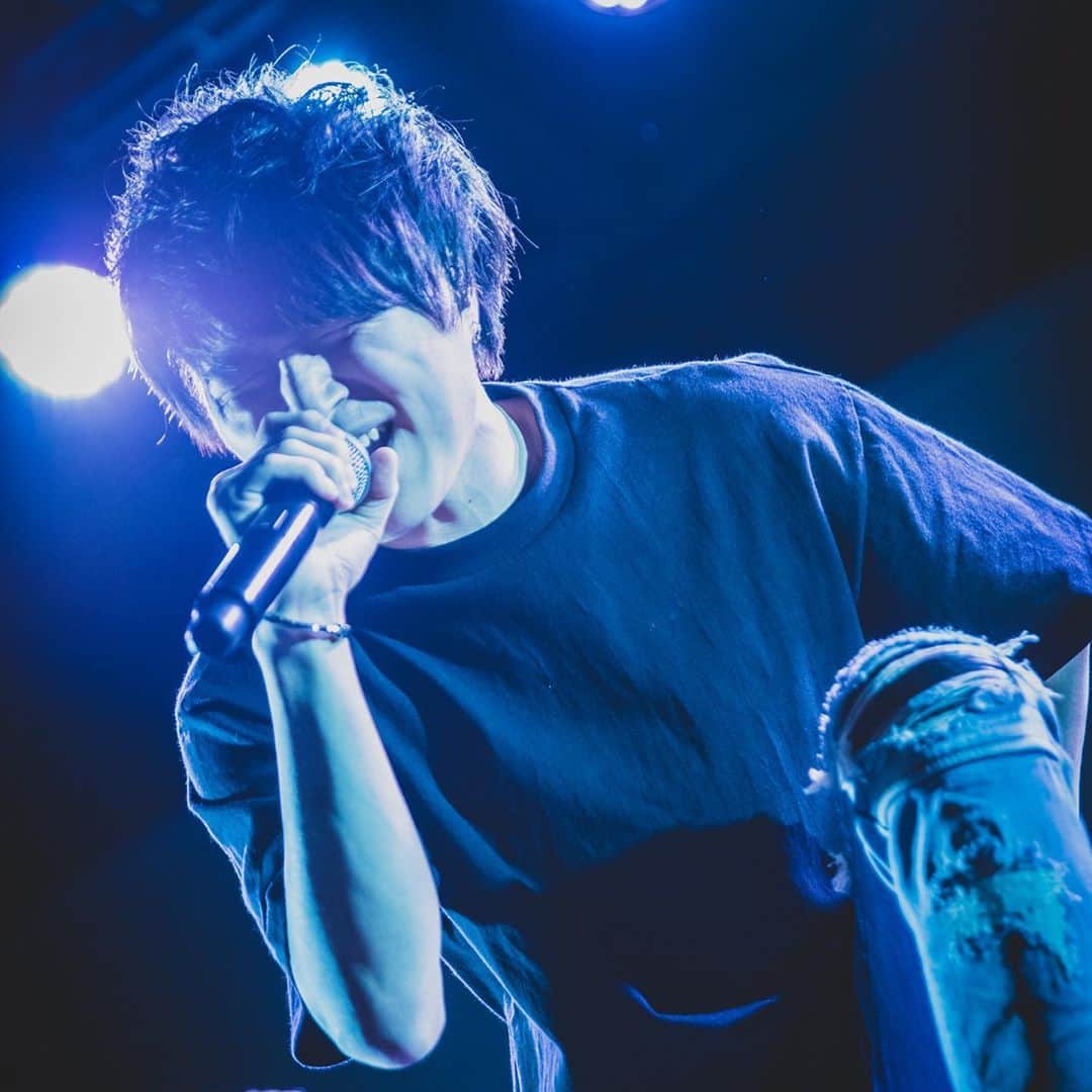 竹中雄大さんのインスタグラム写真 - (竹中雄大Instagram)「5ヶ月ぶりのバンドセットでのライブ。 ようやく生きてるなって実感できました。 今日も歌わせてくれてありがとう。 たくさん観てくれて本当にありがとう。 8/17に大阪城ホールで無料で配信ライブというバカみたいなことをやります。 直接伝えたい大事な発表もあります。 8/18には新曲「Sunny drop」リリース。 これからも俺たちは俺たちらしいやり方で突き進みます。 どうぞよろしく。 ・ Photo : @rei01015  #novelbright #livephoto  #誰もやったことないような #面白いことがやりたくて #無料で大阪城ホールで配信ライブやることにしました #スカスカの大阪城ホールでのライブを観れるのは #逆にレアかも #そして近い将来必ず #自分たちの力でパンパンに埋める #約束 #絶対叶える  #そしてまずは #8/17の配信ライブ #今日よりも100倍いいライブをする #よろしくお願いします」7月11日 23時43分 - yudai_vo