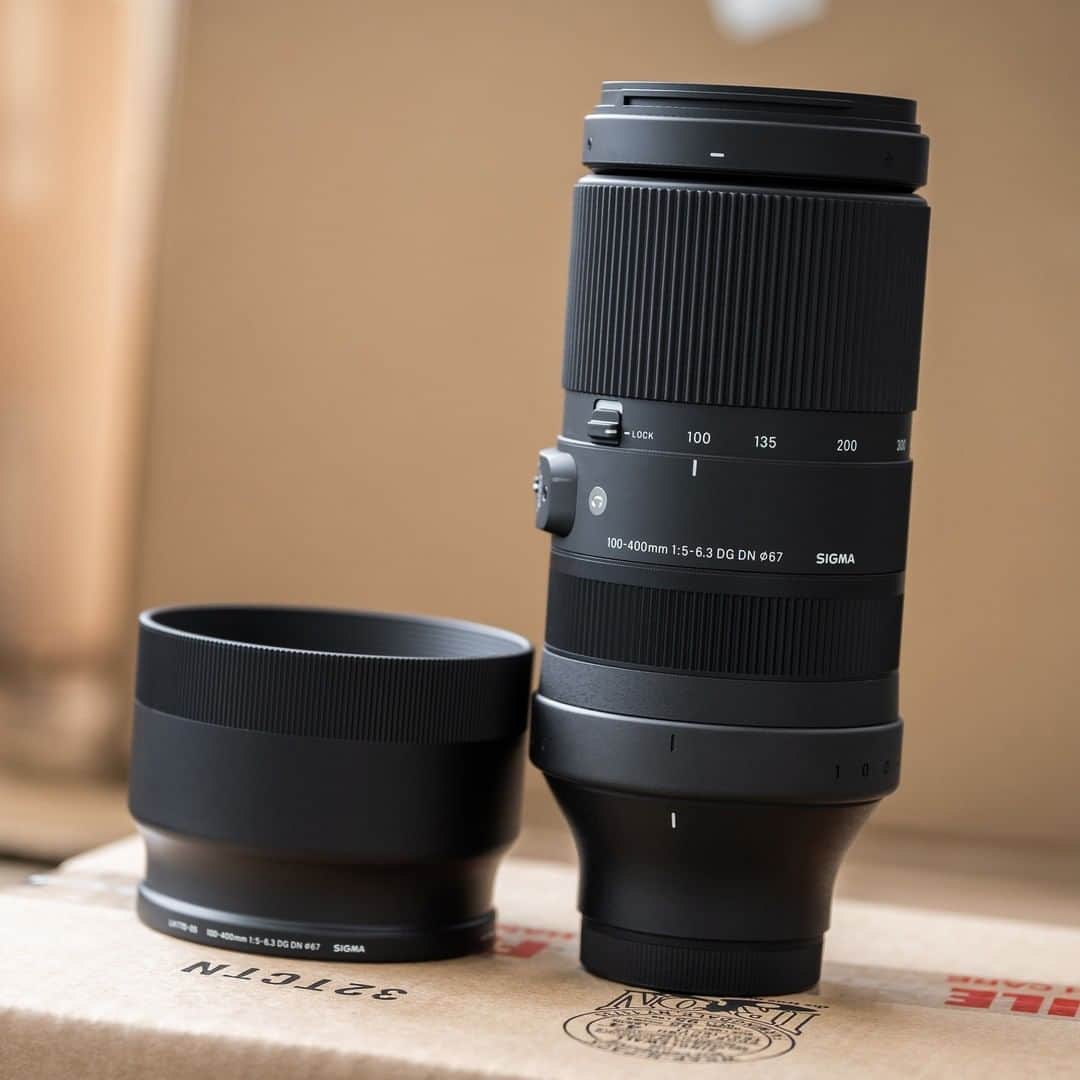 のインスタグラム：「Shipping NOW to authorized dealers nationwide!  The new SIGMA 100-400mm DG DN OS Contemporary is on its way to your local camera shop, and many of them already have it in stock.  If you can't wait to get your hands on this ultra-versatile lens, contact your favorite dealer and ask for updates, or check out our website to locate stock near you.  https://bit.ly/100-400-dg-dn  #sigmaphoto #sigma100400mm #sigma100400mmDGDN #DGDN #mirrorless #telephotolens #telephoto #zoomlens」