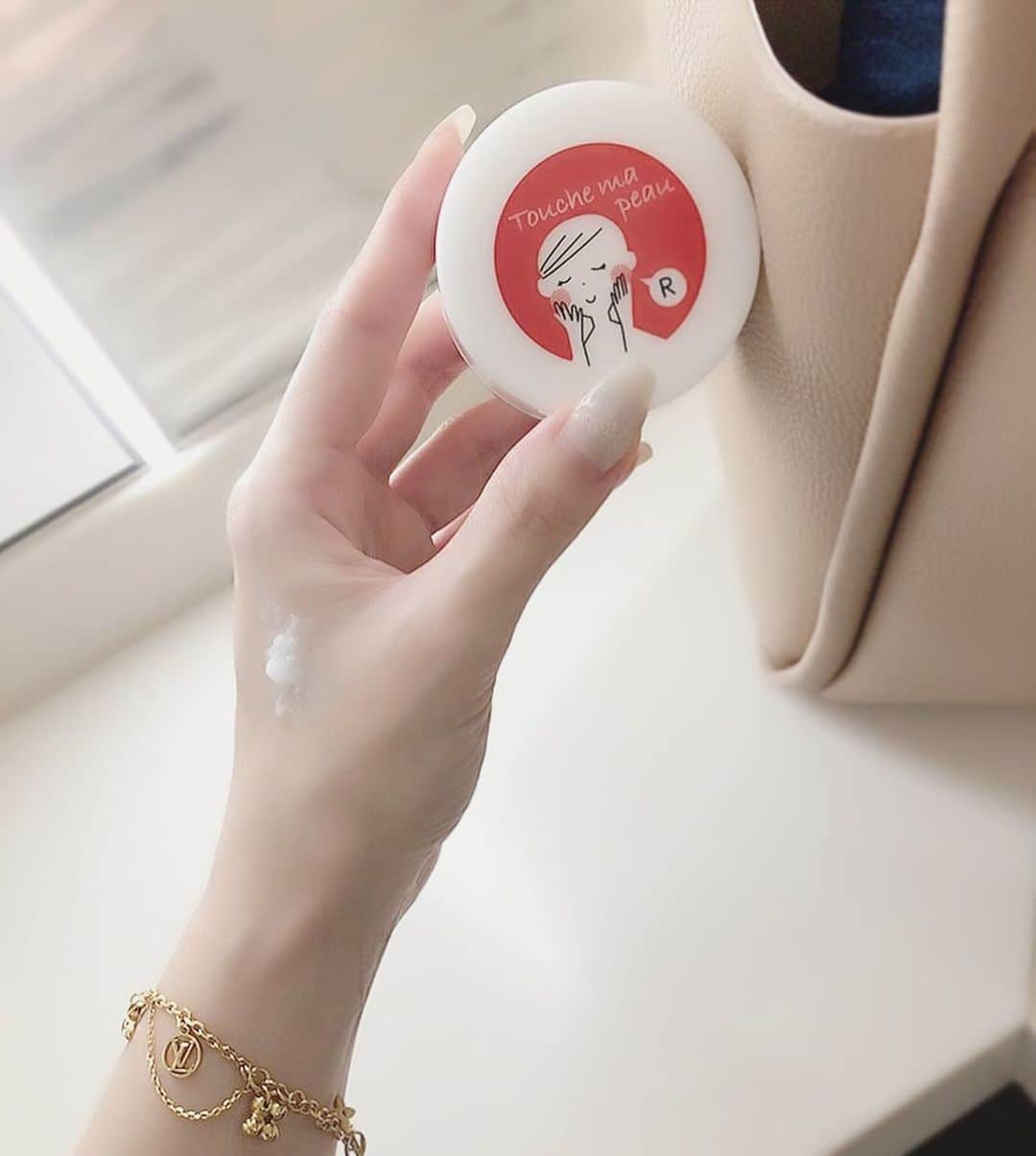 のインスタグラム：「. . 〜𝒯ℴ𝓊𝒸𝒽ℯ 𝓂𝒶 𝓅ℯ𝒶𝓊 𝓅𝓇ℴ𝒷𝓁ℯ𝓂 ℛ〜 . マスクによる肌荒れに悩む方要チェックアイテム💯 今私もバッグに入れて助かっているproblem R🤍 . 医師が開発した、オーガニック認証を受けた5種類の植物油﻿&6種類の天然アロマオイルを独自にブレンドしたオーガニックスキンケアクリーム. 防腐剤、着色料、合成香料も不使用でお子様にも安心です:) . お肌が敏感な時でもアロマが炎症を鎮めてくれて、顔はもちろんのことリップやボディまで全身使えて一つ持っていると本当に便利…🎶 . 天然アロマオイルの優しい香りにも思わず癒されます🌺 . . . #dsaromatherapy #プロブレムR #トゥシュマポー #マスク荒れ #マスク肌荒れ #オーガニックスキンケア #敏感肌 #pr #beauty #skincare #organic #organiccosmetics #cosmetics #cosmeticslovers #オーガニック #美容 #美容好きさんと繋がりたい #美容好きな人と繋がりたい」