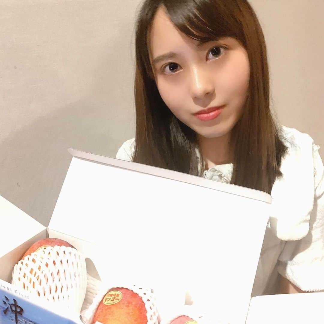 上野瑚子のインスタグラム：「美味しいマンゴーの頂き物🥭 #なぜ真顔 #めちゃくちゃ美味しかった . . . #マンゴー #沖縄マンゴー #おうち時間 #お取り寄せ #お取り寄せスイーツ #お取り寄せフルーツ #完熟マンゴー  #ビジョビ　#天使と女神のハーフ #美女navi #ビジョフォ #ビジョラダ #美人名鑑　#美女ふぁいる #ビジョグラム #ビジョビジョ #美女の宅急便 #被写体 #読モ #サロモ #サロンモデル #フリーモデル #インスタグラマー #ol #ボブ #ロブ」