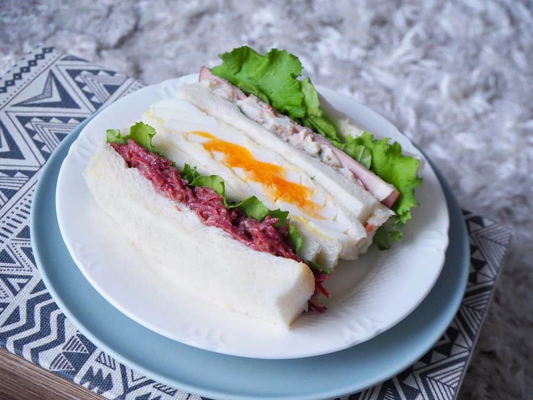 こままりえさんのインスタグラム写真 - (こままりえInstagram)「𝑠𝑎𝑛𝑑𝑤𝑖𝑐ℎ𝑒𝑠🥪 . 今私がハマっているもの😝 「お取り寄せグルメ」と「お花」です💐 休日ランチはお花のお手入れをしてから さくっと簡単で美味しいものを〜✨ . 今日は @shonanhamjiro の黒毛和牛コンビーフを たっぷり挟んだものと ボンレスハムとツナポテトサラダの サンドウィッチを作りました😋🥪 . スープは野菜をMOTTO @yasai_first という 大きめの国産野菜がゴロゴロ入った 野菜を食べるレンジカップスープ🌽 レンジで1分ですぐ食べれるのが嬉しい😋 見た目もオシャレで色々嬉しい💗 . ハムは添加物に頼らないから あまり日持ちしないそうで… コロナウイルスによる取引先の休業で 余剰在庫になっているみたい💦 “ドイツ製法手づくりハム”の伝統味は しっとりした肉質感で風味がとても豊か😋👏 この機会に多くの方々にハム工房ジローの ハムを知ってもらえればと思います。 こちらは有限会社ハム工房ジロー のオンラインショップで購入できます💗 . 新型コロナウィルスの影響で 行き場を失ってしまった生産者さんを支援する SPADのPRプロジェクトに参加しています😊 . #休日ランチ #monmarche #野菜をMOTTO #野菜をもっと #スープ #レンジ #カップスープ #モンマルシェ #簡単 #野菜 #時短 #備蓄 #子ども #手軽 #常温保存 #巣ごもり消費 #野菜不足解消 #ヘルシー #monipla #monmarche_fan #mottoスープ #野菜をmotto #アンバサダー希望 #SPADコロナ支援PR #ハム工房ジロー #手造りハム #ドイツ製法 #サンドウィッチ #やっぱり手作り料理が一番だ」7月11日 23時40分 - komamarie