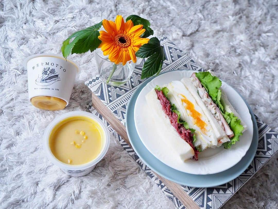 こままりえさんのインスタグラム写真 - (こままりえInstagram)「𝑠𝑎𝑛𝑑𝑤𝑖𝑐ℎ𝑒𝑠🥪 . 今私がハマっているもの😝 「お取り寄せグルメ」と「お花」です💐 休日ランチはお花のお手入れをしてから さくっと簡単で美味しいものを〜✨ . 今日は @shonanhamjiro の黒毛和牛コンビーフを たっぷり挟んだものと ボンレスハムとツナポテトサラダの サンドウィッチを作りました😋🥪 . スープは野菜をMOTTO @yasai_first という 大きめの国産野菜がゴロゴロ入った 野菜を食べるレンジカップスープ🌽 レンジで1分ですぐ食べれるのが嬉しい😋 見た目もオシャレで色々嬉しい💗 . ハムは添加物に頼らないから あまり日持ちしないそうで… コロナウイルスによる取引先の休業で 余剰在庫になっているみたい💦 “ドイツ製法手づくりハム”の伝統味は しっとりした肉質感で風味がとても豊か😋👏 この機会に多くの方々にハム工房ジローの ハムを知ってもらえればと思います。 こちらは有限会社ハム工房ジロー のオンラインショップで購入できます💗 . 新型コロナウィルスの影響で 行き場を失ってしまった生産者さんを支援する SPADのPRプロジェクトに参加しています😊 . #休日ランチ #monmarche #野菜をMOTTO #野菜をもっと #スープ #レンジ #カップスープ #モンマルシェ #簡単 #野菜 #時短 #備蓄 #子ども #手軽 #常温保存 #巣ごもり消費 #野菜不足解消 #ヘルシー #monipla #monmarche_fan #mottoスープ #野菜をmotto #アンバサダー希望 #SPADコロナ支援PR #ハム工房ジロー #手造りハム #ドイツ製法 #サンドウィッチ #やっぱり手作り料理が一番だ」7月11日 23時40分 - komamarie