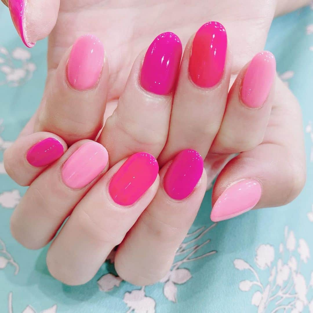 なかやまちえこのインスタグラム：「Neon pink!!⠀ きまぐれピグメント ピエラ0531.ジャニス0519.ネオンピンク0525⠀ @kimagure_cat_whim ⠀きまピグはネオンカラーも豊富で嬉しい☺️☺️☺️💓⠀  #nail #nails #nailart #ネイル #美甲 #ネイルアート  #japanesenailart #manucure #japanesenails #manicurist #gelnails #أظافر #네일아트 #미용 #vẽmóng #ngườiđẹp  #เพ้นท์เล็บ #искусствоногтя #artedeuñas #เพ้นท์เล็บเจล #ジェルネイルデザイン #ネイルデザイン #senikuku #nagelkunst #ネオンネイル #ネオンカラーネイル #neonnails ⠀ 施術は @aby_sharenail にて。」