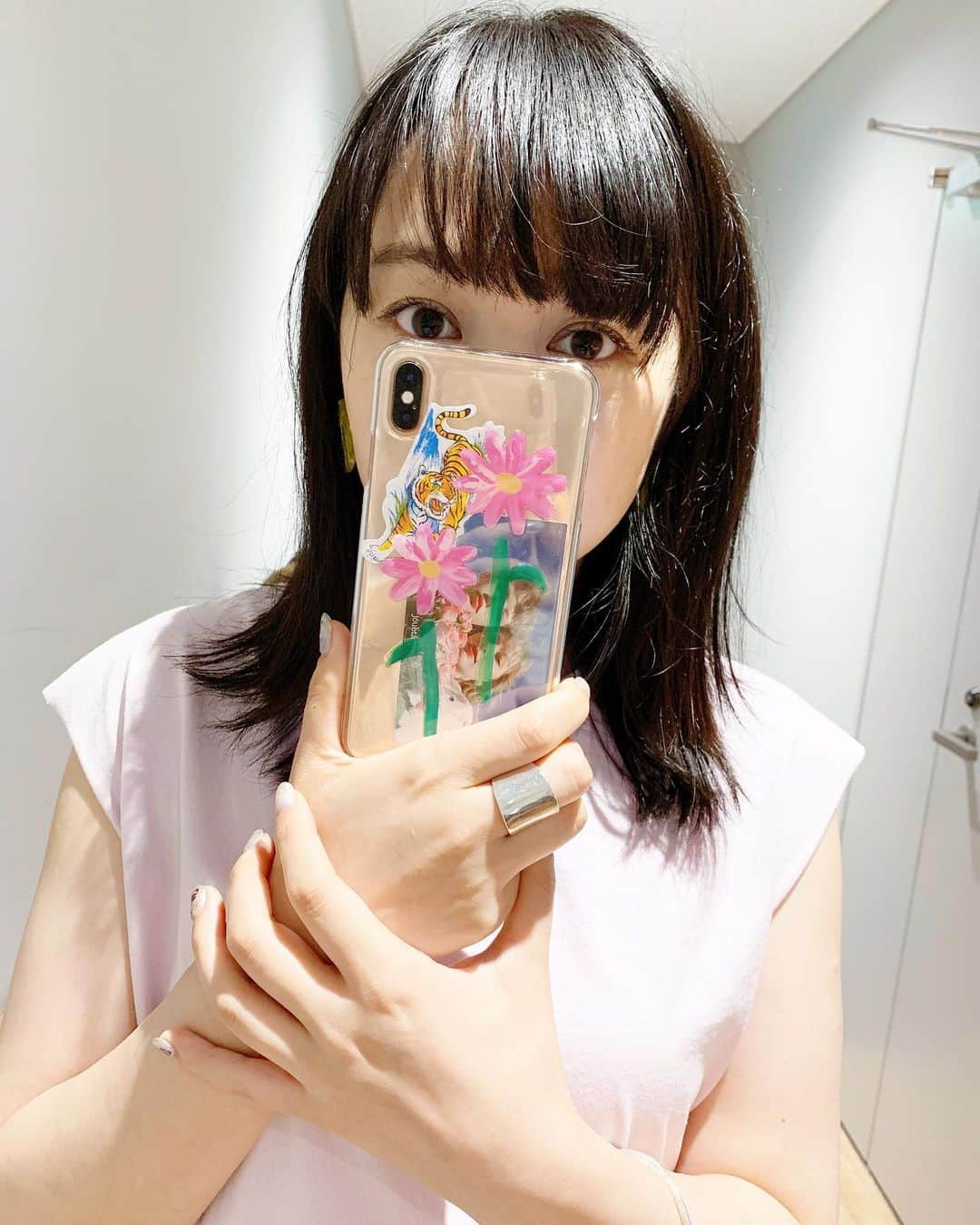 小川暖奈のインスタグラム：「気を抜くとバラバラと部品が外れ落ちてiPhoneが一瞬で丸裸になるケースを使ってたんですが、どさくさに紛れて買いかえました！ なんか、暗闇で光った気がします！ち、蓄光なの？？」