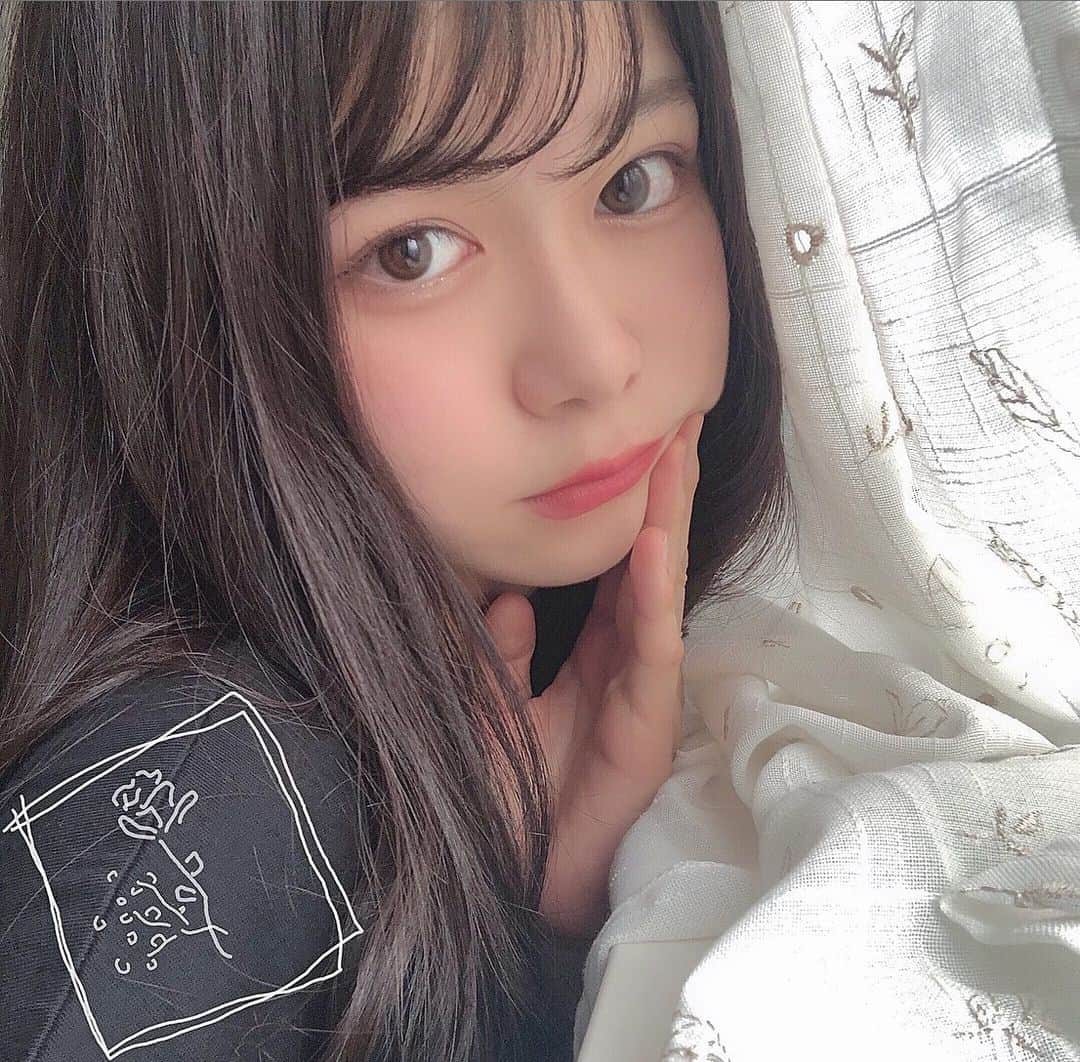 のインスタグラム：「． ． ばんくま🧸🎀 ． ． TikTokバトルも始まりました！ 期間は明日の23:59まで‪☺︎‬ Popteen公式TikTokの私の動画へいいね よろしくお願いします！！ 現在2位キープです👑 有難うございます！！‪‪❤︎‬ ． ． 明日のSHOWROOM配信もよろしくね(˶﻿ ̇ ̵ ̇﻿˶﻿ ) 今日はカラオケ配信もしたんだけど楽しすぎたあ！ ． ． ． いつもいいね＆コメントありがとうございます🧸🎀 ． ． #まりくま #まりくま進化計画 #Popteen #手書き加工 #手書き #ljk #自然光 #カーテン #かすみ草 と #バラ を書いてみたよ‪☺︎‬」