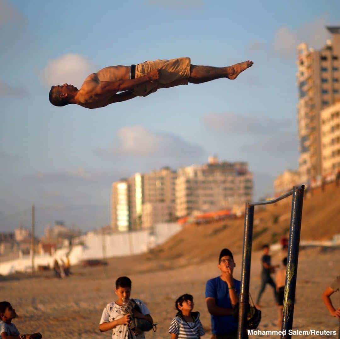 ABC Newsさんのインスタグラム写真 - (ABC NewsInstagram)「A Palestinian man demonstrates his parkour skills on a beach as COVID-19 restrictions ease in Gaza City. #palestine #covid19 #coronavirus #parkour #covidlockdown」7月11日 23時56分 - abcnews
