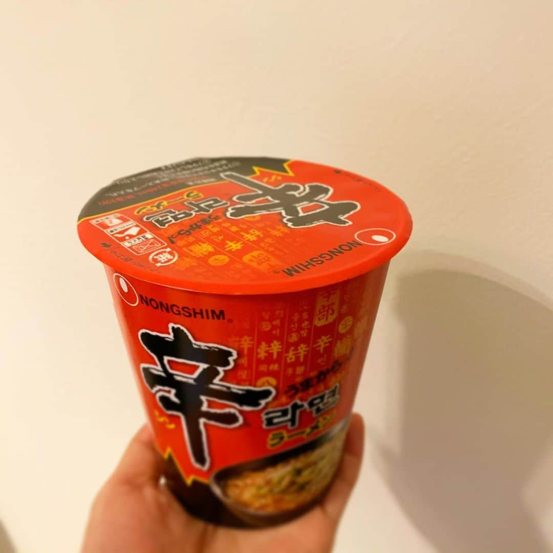 渡邉ひかるのインスタグラム：「MONGSHIM 신라면 ・ ・ ・ ・ 自粛もまだしながら迎えた 本日　7月11日 【ラーメンの日】 ・ ・ いつも変わらない大好きな辛ラーメンで乾杯🍜 ・ ・ ・ ・ ・ #instagood #instagram #instafood #ramen #신라면　#辛ラーメン　#라면　#らーめん #ラーメン　#麺スタグラム　#ラーメン女子 #ラーメン女子部　#カップラーメン　#投稿　#お久しぶりです　#7月11日　#ラーメンの日」