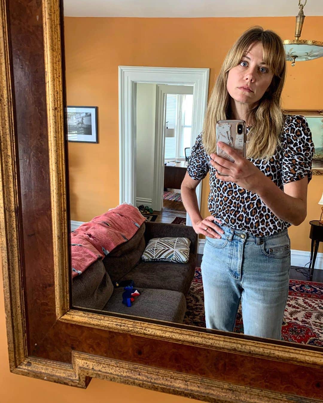 クレア・コフィーのインスタグラム：「Slowly turning into a piece of furniture, how are you? #summerof2020」