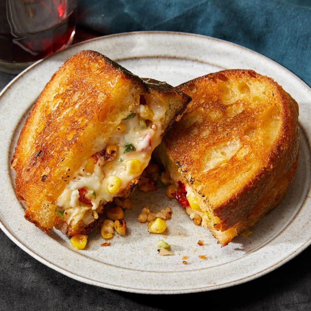 Food & Wineさんのインスタグラム写真 - (Food & WineInstagram)「This next-level grilled cheese from 1990 #FWBNC @nancysilverton is filled with a charred sweet corn-studded blend of nutty English cheddar, sharp caciocavallo, and just enough mayo to bind it all together. It just might be the *perfect* grilled cheese. Tap the link in our bio for her recipe. 📷: @taradonnephoto」7月12日 0時10分 - foodandwine