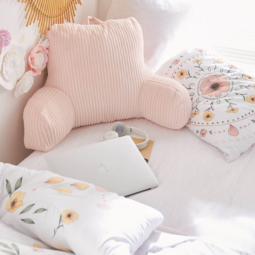 ロック&リパブリックのインスタグラム：「New bedding for a new semester. 🌼 Tap to shop room decor.」