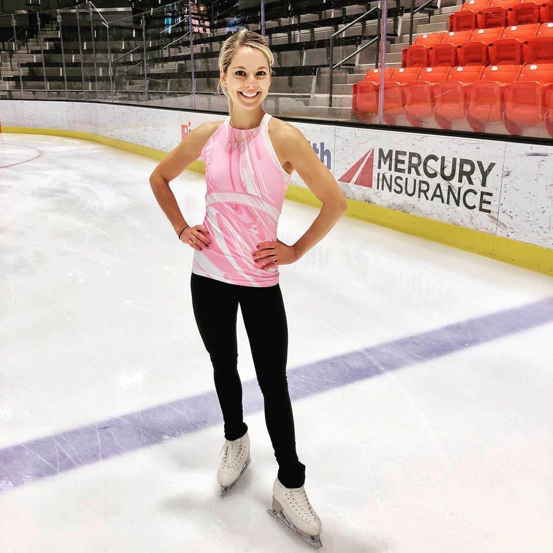 アレクサ・シメカさんのインスタグラム写真 - (アレクサ・シメカInstagram)「Finished the week in style with @chiquesport ‘s new training top! This pink & white swirly set had me craving strawberry ice cream ALL day! 😋🍧🥄  #iceskating #training #clothing #skatewear #chiquesport #california #greatweek」7月12日 0時07分 - alexa_knierim