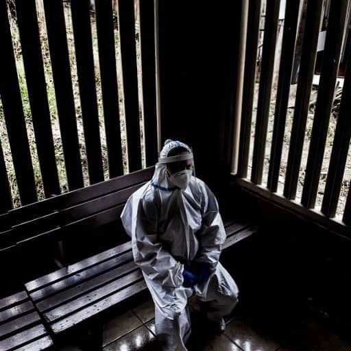 のインスタグラム：「AFP Photo 📷 Ezequiel Becerra - A health worker wearing a protective suit against the spread of the novel coronavirus COVID-19, rests at a health centre in a low-income neighbourhood in San Jose, on July 10, 2020. Costa Rican authorities announced on Friday the most severe restrictions in recent months to contain a strong outbreak of COVID-19 in the last two weeks.」