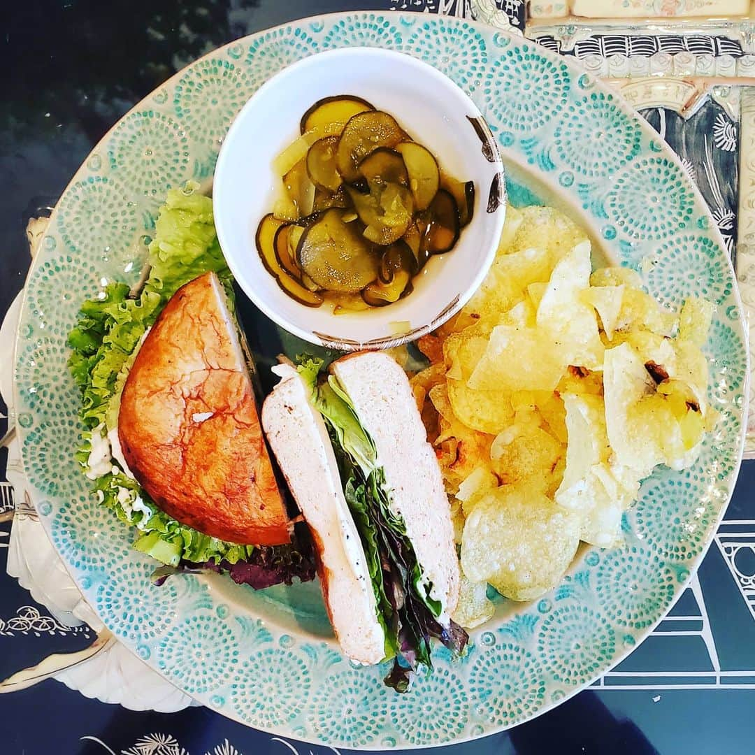 ガソリングラマーさんのインスタグラム写真 - (ガソリングラマーInstagram)「PLANT BASED CHEESE LETTUCE MAYO PRETZEL BUN SANDWICH + TRUFFLE POTATO CHIPS & HOME MADE BREAD AND BUTTER PICKLES  #GASOLINEKITCHEN 🥪🥨🧀🥬🥔🥒🌿🌶 @organicbreadofheaven #pretzilbun @followyourheart #veganaise  @miyokoscreamery #oatmilk #cheese @jrorganicsfarm #springmix #LETTUCE via @marketbox.sd #pepperjack #vegancheese  @torresselectapotatochips #truffle #potatochips via @gtfoitsvegan #breadandbutterpickles  #vegan #veganfood #whatveganseat #vegetarian #VEGANGOOD #vegansofig #veganfoodie #food #veganrecipe #plantbased #plantbasedfood # plant based recipes #plantbasedfoodie #foodie #sandwich @gasolineglamour #gasolineglamour #ORGANICBREADOFHEAVEN  #followyourheart  #miyokoscreamery」7月12日 5時36分 - gasolineglamour