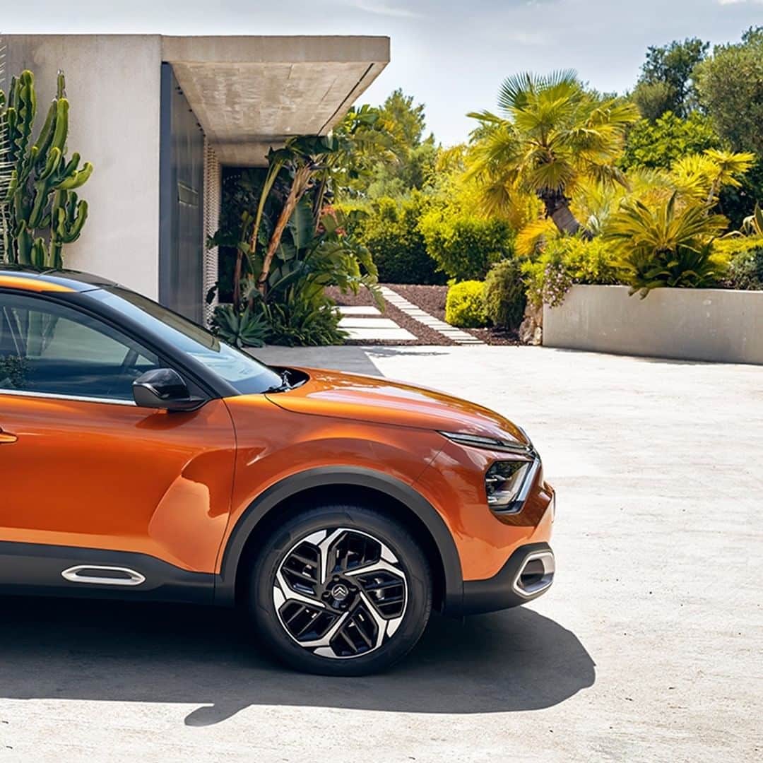 Citroënのインスタグラム：「Open the way! New Citroën C4. The compact hatch by Citroën is back. Your ideal partner for your long rides with its Citroën Suspensions with Progressive Hydraulic Cushions®. Also available in 100% ëlectric #New #Citroen #Car #Orange #Comfort #Elegance #Design #Fashion #Light #Style #Instacar #Carsofinstagram #Auto」