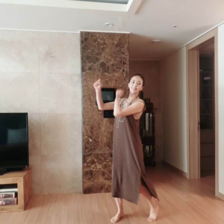 ユン・ヘヨンのインスタグラム：「#예능을위한 #맞춤댄스#핑클의영원한사랑  #몸치#헐렝이#그래도신기방기😆 #뭐래도열심히 #재밌게하자❤️」