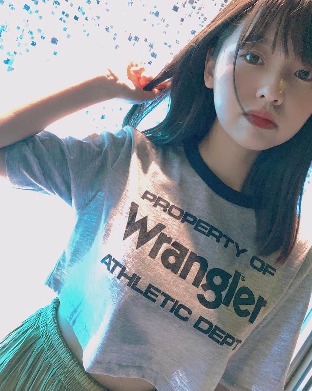 本郷柚巴のインスタグラム：「見た目涼しいでしょ🤍💙🤍 ・ ・ 海。行きたいね☺️ ・ ・ 早く晴れろよ ・ ・ ・ #Mecca #wrangler  #croppedtshirt  #古着 #古着女子 #本郷柚巴 #NMB48 #水の中の女の子🐠」