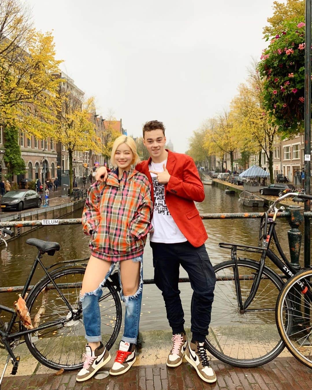 Dj Sodaさんのインスタグラム写真 - (Dj SodaInstagram)「2019년 10월 21일 33번째 #런치위드소다 는 암스테르담의 지미에요(🤗 @jimi_rocco )서로 똑같은 신발을 신고 있어서 깜짝 놀랐어요!😍지미는 자신의 꿈을 향해 멋지게 달려나가는 패션센스가 뛰어난 10대 래퍼에요~앞으로도 계속 너의 미래를 응원할께!!🙏🏻❤️ The 33rd #LunchWithSoda in October 21, 2019 was with Jimmy (🤗 @jimi_rocco )from #Amsterdam I was surprised to see Jimmy wearing the same shoes as I was!💕Jimmy is a teen rapper with a great sense of fashion, who runs towards his dream. I will continue to support Jimmy's future!😻Please understand that I am posting this late!😭❤️ #TeamSoda」7月12日 0時26分 - deejaysoda