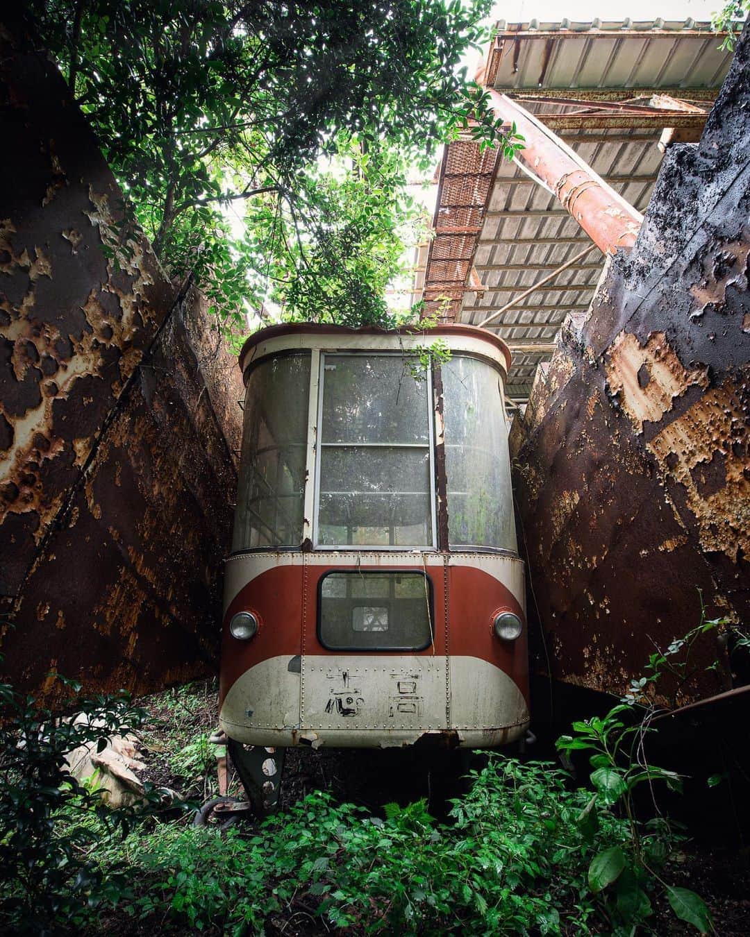 のインスタグラム：「Abandoned  Ropeway 𓆲 𓆲 𓆲 #abandonedafterdark #urbex_supreme #desertedplaces #abandon_seekers_ #urbex_regards #welcometwoneverland #kings_abandoned #abandonedcentral #the_urbex_institute #renegade_abandoned #rsa_preciousjunk #glitz_n_grime #gotrespassing #savethedecay #bandorebelz #abandoned_addiction #abandoned #urbex #global_urbex #urbex_utopia #abandonig #allabandoned #urbex_kings #sombrexplore #grime_lords #urbxtreme #all_is_abandoned #discarded_butnot_forgotten #廃墟 #made_in_decay」