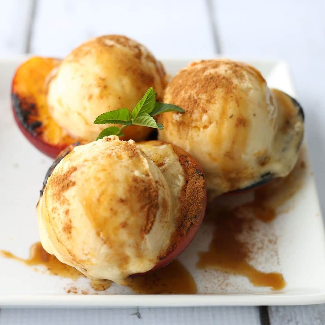 Yonanasのインスタグラム：「Fire up the grill & cook some...DESSERT!? This Grilled Peach Yonanas recipe is a great summertime treat featuring grilled peach halves topped with Peach Yonanas and cinnamon.   Get the full recipe by clicking the link in our profile.」