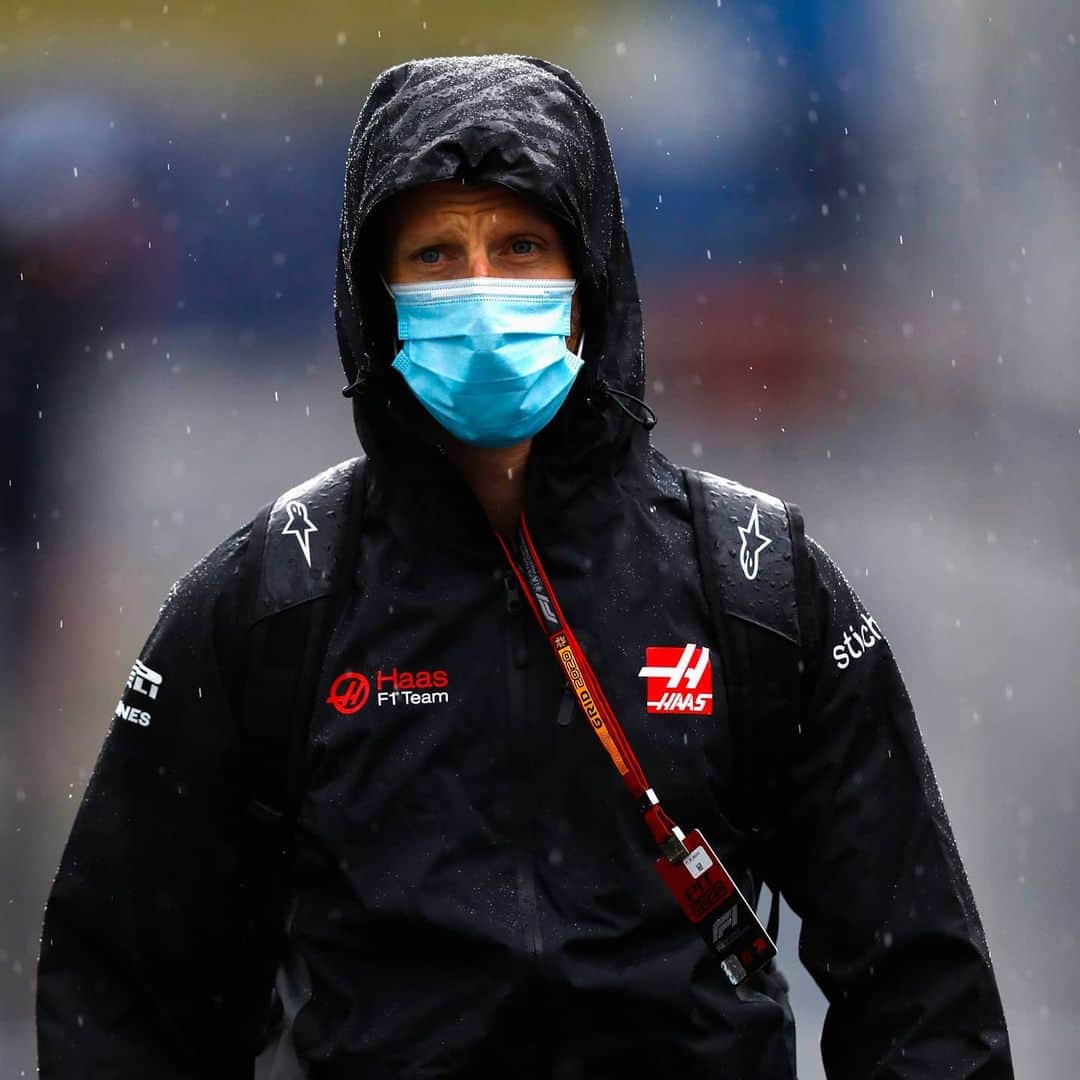 ロマン・グロージャンのインスタグラム：「No much driving for me today. FP3 was canceled due to weather conditions and we couldn't do any laps on quali due to a water pump issue. Hopefully a better day tomorrow 🤞 #r8g #austriangp」