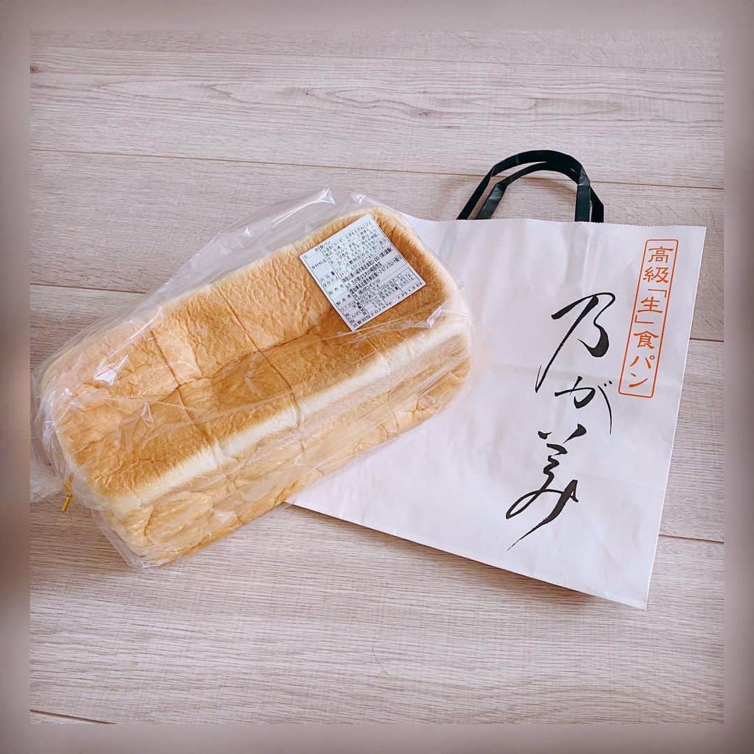 根岸愛のインスタグラム：「🍞✨🍞 乃がみの生食パン みんなが美味しいっていう 理由がわかりました🤤 まず持った瞬間に違う 食感もふんわり 耳まで白い部分同様の柔らかさ とっても美味しいです☺️✨ #bread #food #breakfast #乃がみ #乃がみ食パン #食パン #生食パン #ふわふわ」