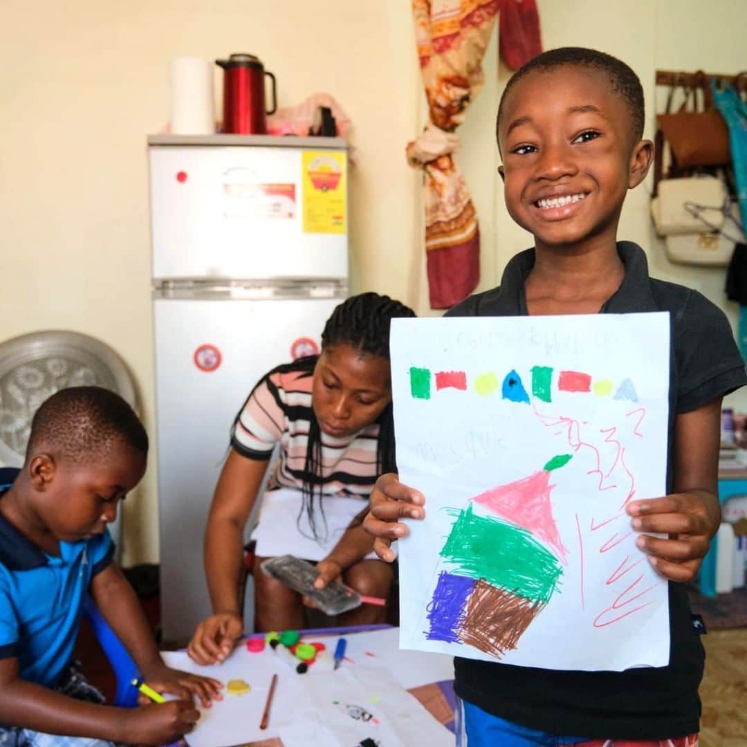 unicefさんのインスタグラム写真 - (unicefInstagram)「Nana Kwadwo proudly shows off his artwork from a school assignment at home in Aburi, Ghana.  @UNICEFGhana has been supporting the Ministry of Education and the Ghana Education Service to design remote learning programmes through the internet, television and radio to make sure that children continue learning as they stay home during the #COVID19 pandemic.  © UNICEF/UNI342051」7月12日 0時45分 - unicef