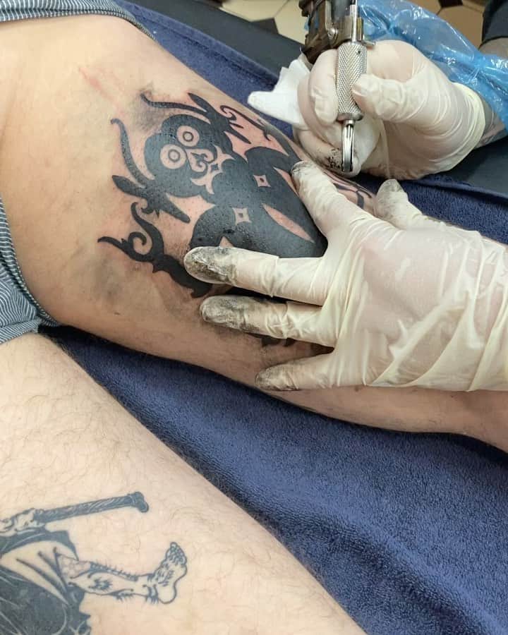 アムステルダム・タトゥー・ミュージアムのインスタグラム：「Guess who’s back 👀 Schiffmacher & Veldhoen proudly present the return of the Caveman! for appointments hit up @schiffmacherveldhoentattooing e-mail. #michelthiemetribalart #michelthieme」