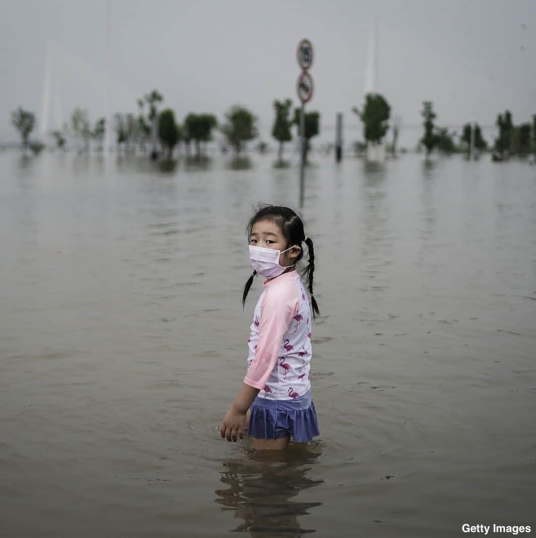ABC Newsさんのインスタグラム写真 - (ABC NewsInstagram)「A young girl wearing a mask plays in a flooded park caused by heavy rains along the Yangtze river in Wuhan, China, the initial site of the world's COVID-19 outbreak. #wuhan #flooding #china #facemask」7月12日 0時44分 - abcnews