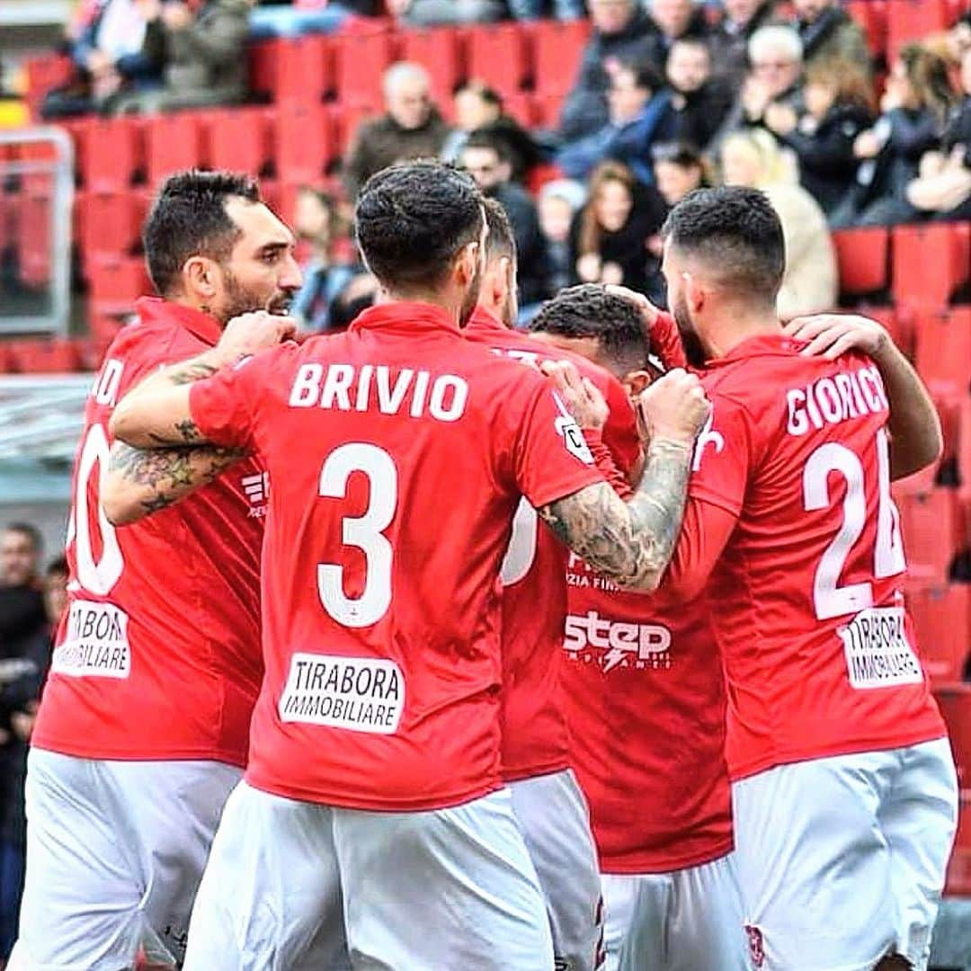 ダヴィデ・ブリーヴィオのインスタグラム：「Meritavamo molto di più.  Alla prossima 🔴⚪️」