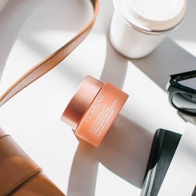 Clarins Canadaさんのインスタグラム写真 - (Clarins CanadaInstagram)「Formulated with organic Mitracarpus, Extra-Firming Creams visibly⁣ promote the skin’s elasticity so that the face can remain expressive without wrinkles leaving their mark.🌾😉⁣ __________⁣ Formulées à base de Mitracarpus bio, les crèmes Extra-Firming améliorent visiblement l'élasticité et la fermeté de votre peau. Pour un visage qui garde son expressivité sans se marquer.🌾😉⁣ .⁣ .⁣ .⁣ 📸 : @clarinsaus⁣ #Clarins #ItsAllAboutYou #ExtraFirming」7月12日 1時00分 - clarinscanada