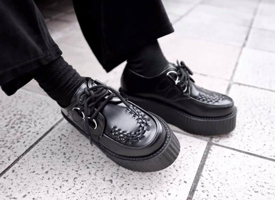 アンダーグラウンドのインスタグラム：「The Original Wulfrun Creeper on a double sole in black leather. Produced in sizes 2 through to 12 and also available as a non leather vegan friendly option.⁠ ⁠ From our online store and selected global stockists. ⁠ ⁠ ⁠ ⁠ ⁠ #UndergroundEngland #UndergroundShoes #UndergroundCreeper #WulfrunCreeper #Creepers #Underground #Wulfrun #OriginalCreeper #algender」