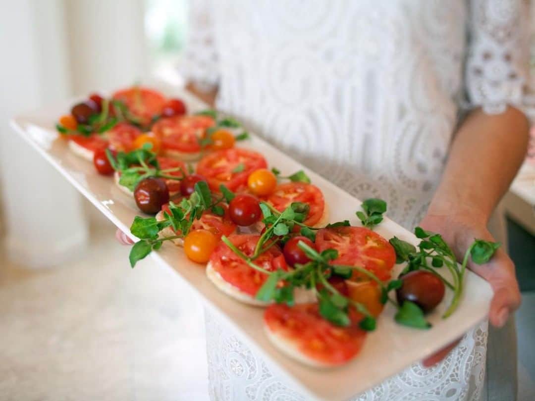HGTVさんのインスタグラム写真 - (HGTVInstagram)「Have more tomatoes than you know what to do with? 🍅 Head to the link in our bio to try one of these fresh tomato recipes. 🌿 Capture the essence of summer when you make use of your homegrown harvest this growing season. 😋⁠ ⁠ #gardening #recipes #tomatoes #victorygarden」7月12日 1時01分 - hgtv
