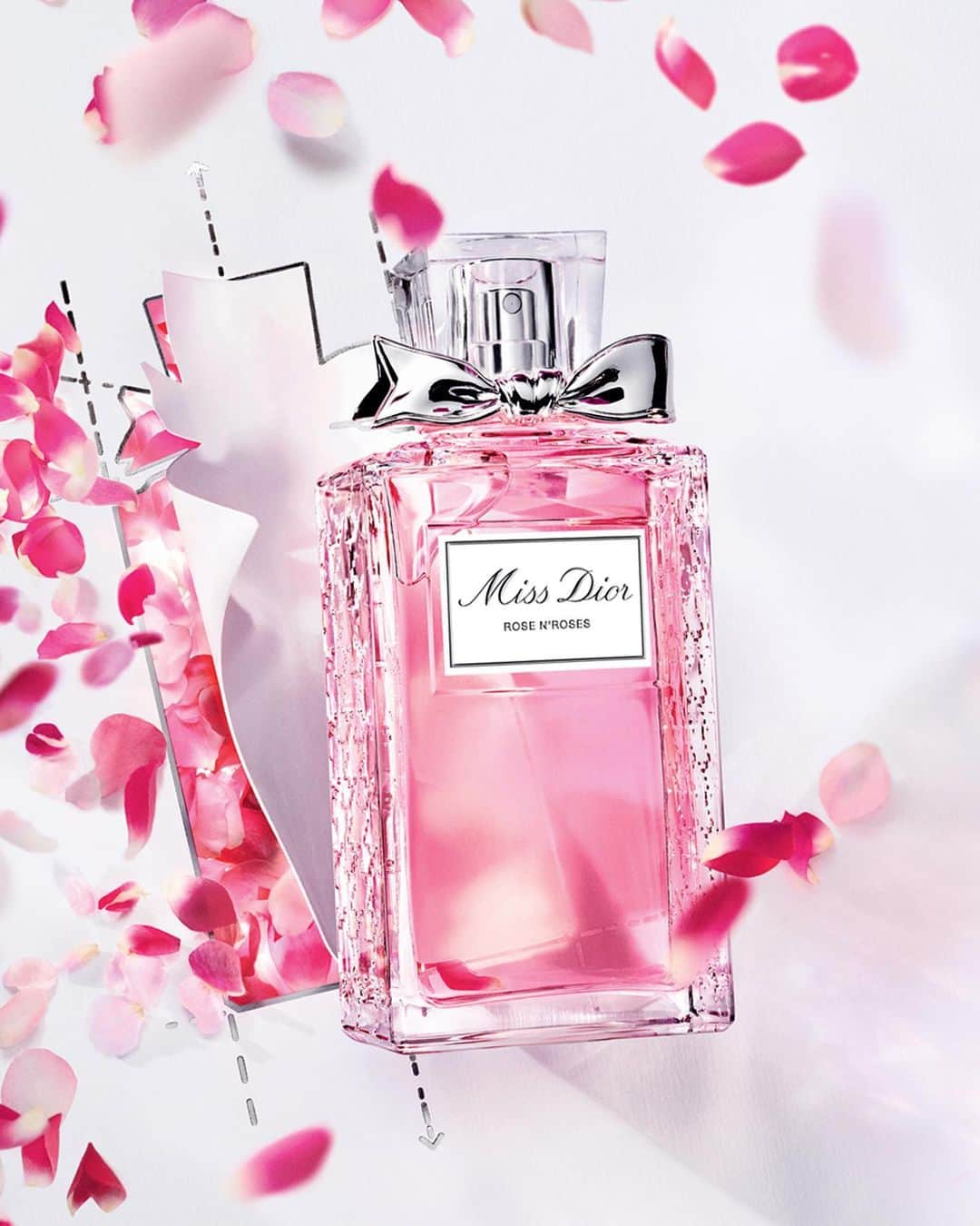 クリスチャンディオールさんのインスタグラム写真 - (クリスチャンディオールInstagram)「MISS DIOR ROSE N'ROSES Miss Dior Rose N'Roses is a sparkling floral fragrance, a profusion of Grasse Roses refreshed by a zest of Bergamot and heightened by the intensity of a White Musk note. • @diorparfums #DiorParfums #MissDiorForLove」7月12日 1時01分 - dior