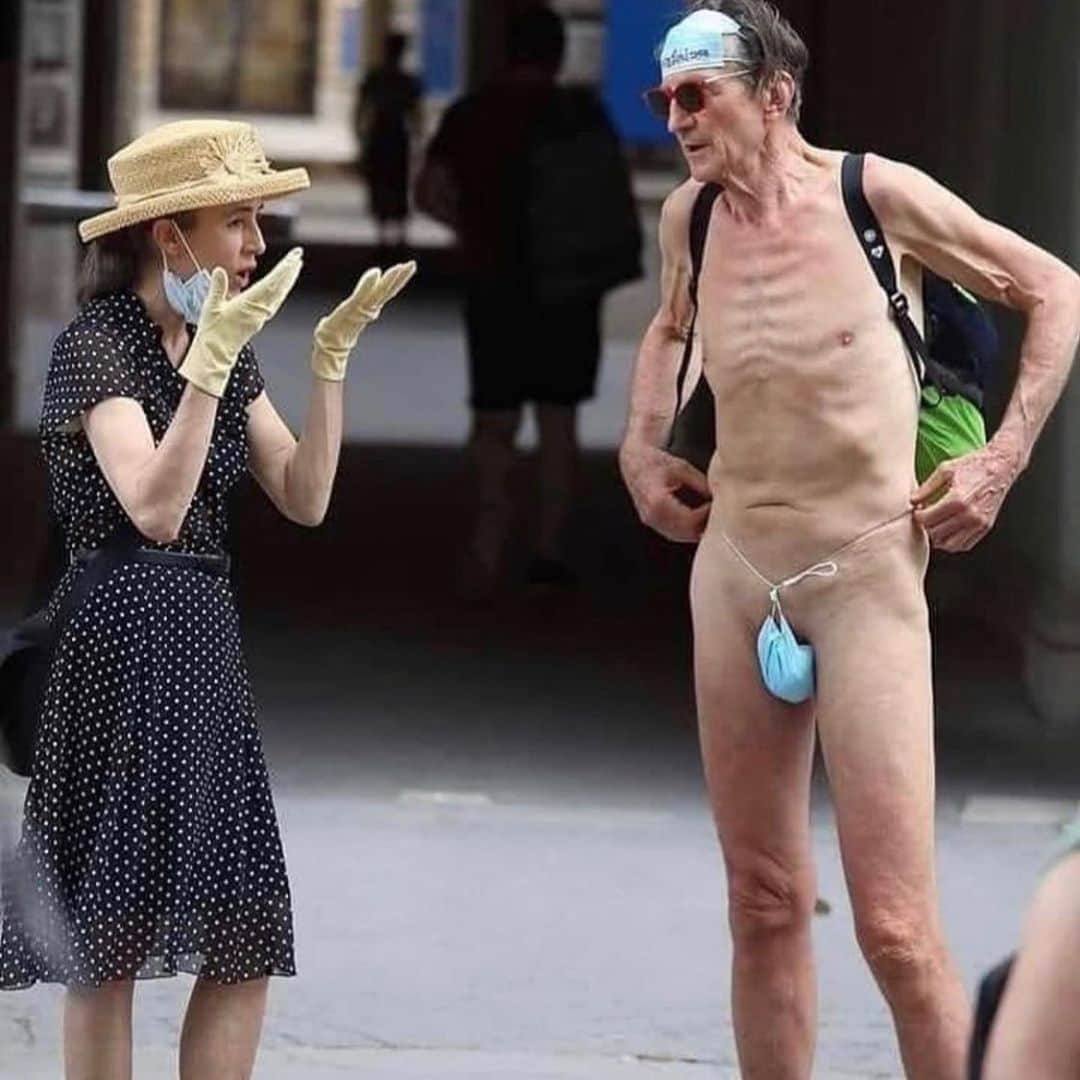 ジェニファー・エスポジートのインスタグラム：「This is the incorrect way of wearing your mask」