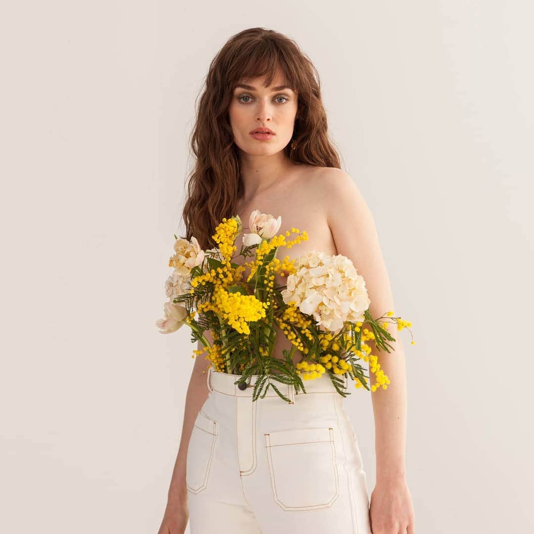 ベンシモンのインスタグラム：「L'été sera chaud 🔆 ​Pour fêter les beaux jours vos pièces préférées sont en Jours Privilèges en ligne et dans nos boutiques ! Créez votre compte Bensimon pour en profiter 🌼 (lien dans la bio) ​🇬🇧 The summer will be hot 🔆 To celebrate the beautiful days your favorite pieces are in Privilege Days online and in our shops! Create your Bensimon account to enjoy them 🌼 (link in the bio) ​#bensimon #bensimoncollection #mode #mood #summer」