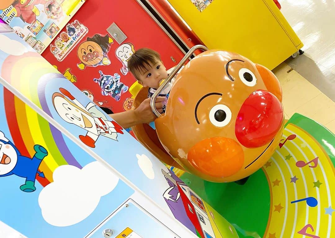 Momoeのインスタグラム：「. . おれ、アンパンマン号に乗る時だって 大好きな哺乳瓶だけは 離さないんだぜ〜🍼✨✨ . .  #happy #家事 #育児 #family #家族 #boy #smile #男の子 #息子 #code #love #lucky #kids #子供 #thankyou #宝物 #ベビー #fashion #follow #心 #縁 #パパ #ママ #家族写真 #男の子ママ #赤ちゃん写真 #photo #子育て #1歳 #flower」