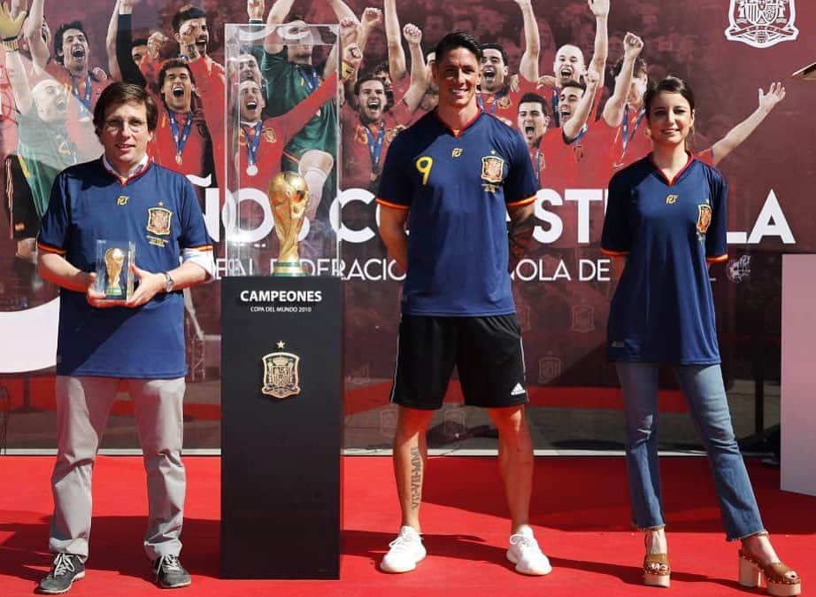 フェルナンド・トーレスのインスタグラム：「Un placer rememorar, diez años después, el éxito de un grupo que sirvió para conseguir la unión de todos. Y gracias al alcalde de Madrid @martinez_almeida_ por la acogida mostrada. ⠀ ⠀ @SeFutbol #10AñosDeNuestraEstrella 🇪🇸⭐」
