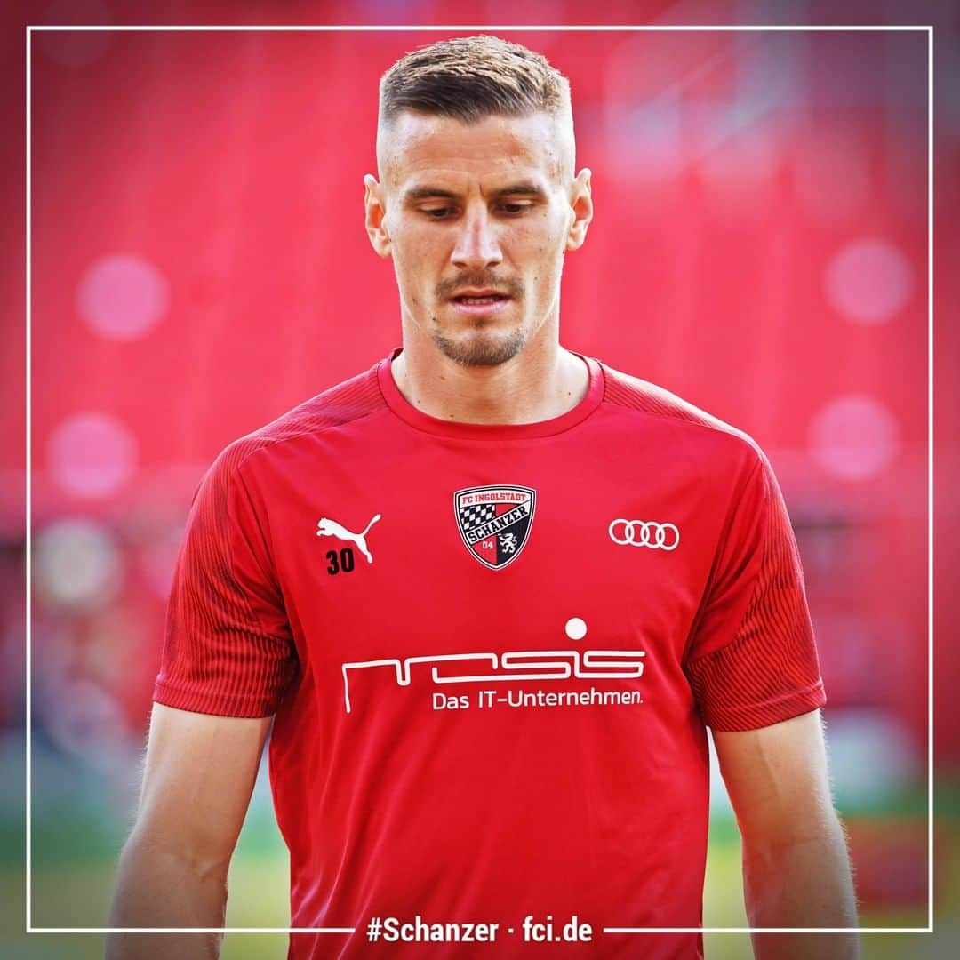 FCインゴルシュタット04さんのインスタグラム写真 - (FCインゴルシュタット04Instagram)「FOKUS 💯🔥🔥 ZEIGT ES ALLEN, #Schanzer‼️🖤❤️ ANPFIFF! Auf in den Showdown! . . #schanzerdassindwir #Schanzerfürimmer #Ingolstadt #FCI #FCIngolstadt #soccer #fussball #football #3liga #fu3ball #zeigtsuns #gemeinsam #zusammen #miteinander #Nürnberg #Club #1FCNürnberg #Glubb #immerweiter #zamhoidn #support #Team #Relegation #Relegation2020 #UnsereChance #einfachkriegstduwoanders #Heimspiel #AudiSportpark」7月12日 1時17分 - dieschanzer