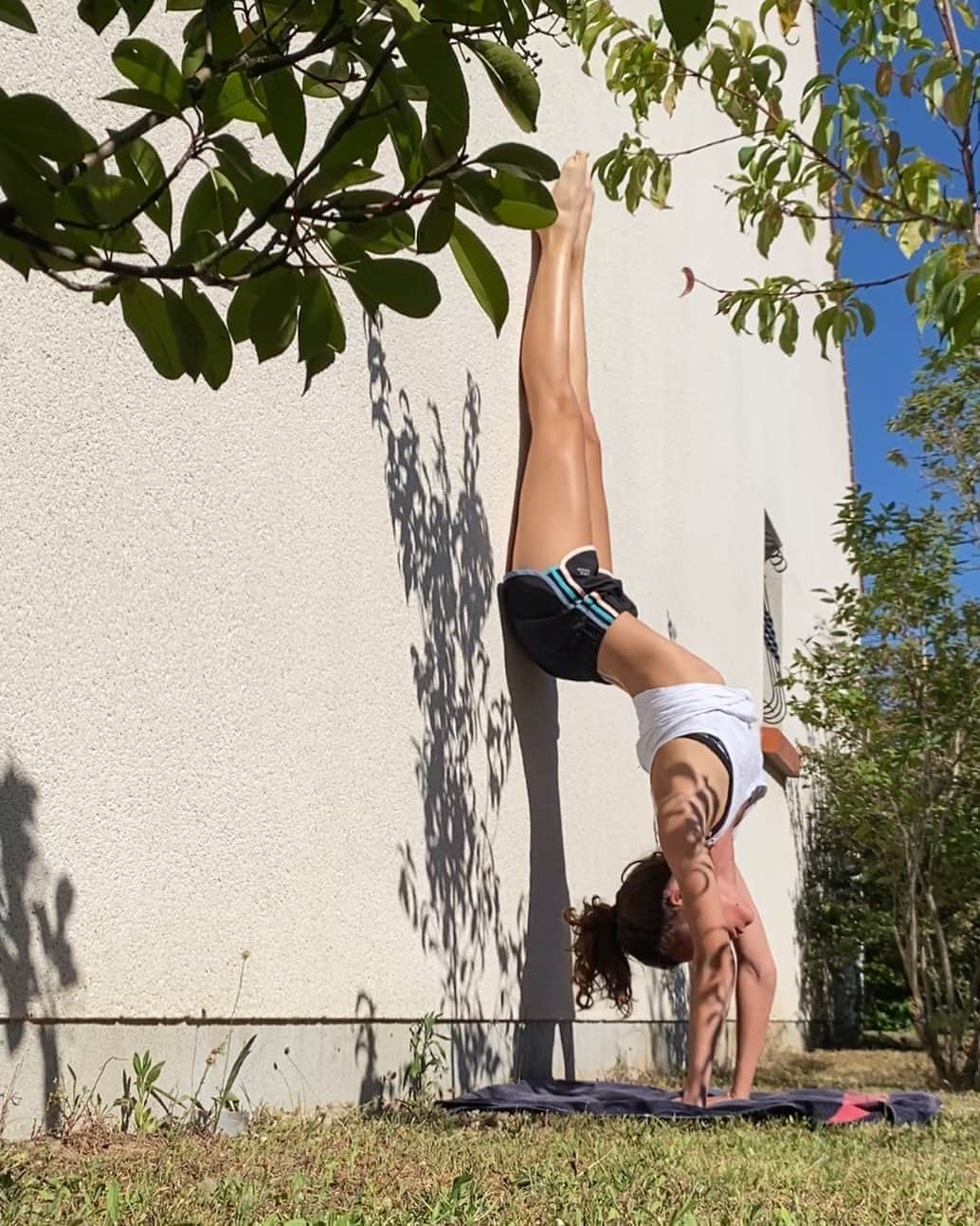 ポーリーヌ・オアロのインスタグラム：「#handstand 🍃」