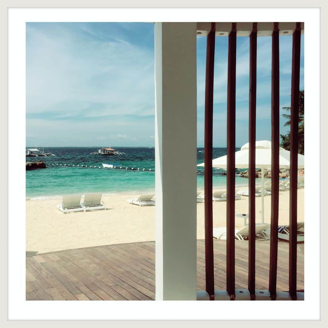 坂田陽子さんのインスタグラム写真 - (坂田陽子Instagram)「#世界さまぁリゾート で #セブ の #モーベンピックホテル が取り上げられてた。 ・ ごぢんまりしたデザインホテルで セブには珍しくプライベートビーチがある、素敵なホテルでした😊 ・ @saori19730216 と ほぼ。何にもしないで😂のんびりしたねー😆 ・ 他にも　バリ島の　 #アヤナリゾート　も, もう一度行きたいホテルの一つ。」7月12日 1時28分 - yokosakata