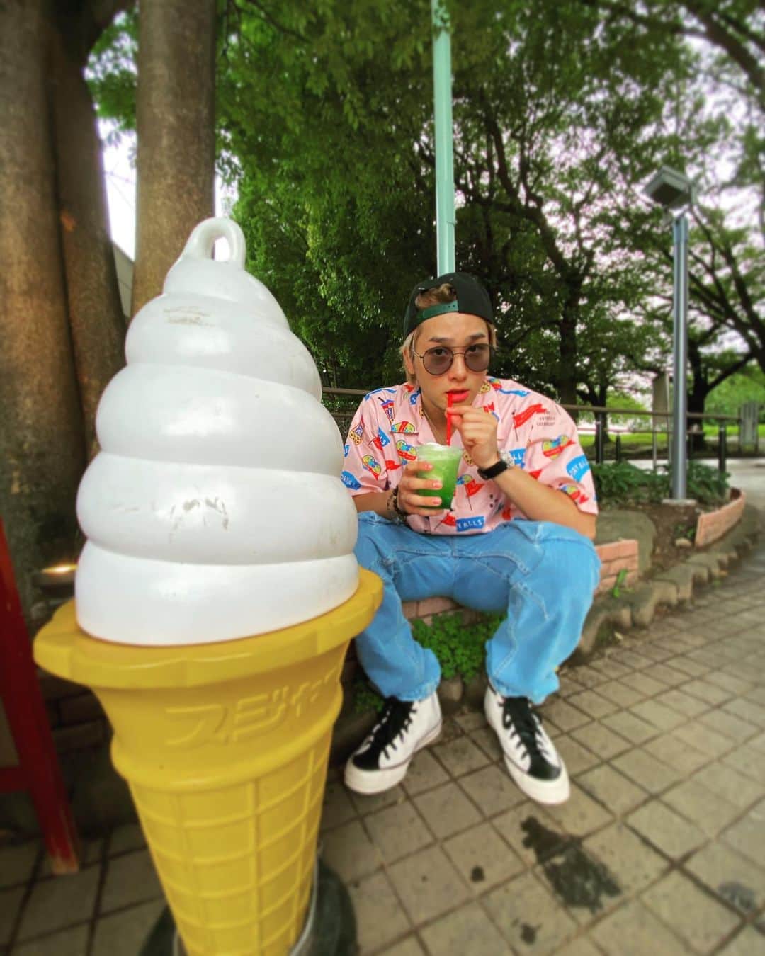 荒木駿平のインスタグラム：「🍨🍈🥤﻿ 珈琲飲むつもりだったのに“クリームメロンソーダ”の響きにやられて思わずクリームメロンソーダに🥤﻿ ﻿ いつぶりだろう、、。﻿ トレーニング後に飲んだらとても罪な味がしました😆﻿ ﻿ そしてホーム画面を久々に整理してたら懐かしいカメラアプリを見つけてそのアプリで撮ってみました📸﻿ ﻿ 中々、エモい感じに撮れた📽🎞﻿ ﻿ インスタントカメラのファインダーを覗いてる風にしたかったけど、このポーズどう考えてもビデオカメラを覗いてる風にしか見えませんね。笑﻿ まぁそれはそれで、、﻿ ナイスですねー👍　ってことにしておきましょ。🤫﻿ ﻿ #クリームメロンソーダ ﻿ #メロンクリームソーダ ﻿ #どっちが正しい？﻿ #どっちも正しい？﻿ #どうでもいいけど気になʓ問題﻿ #るがおかしくかったけどそこは気にしない﻿ ﻿ （あ、もちろん写真撮る時だけマスク外してます😷油断はまだまだできませんがどんな時でもhappyになれる事を探していきましょう！）」