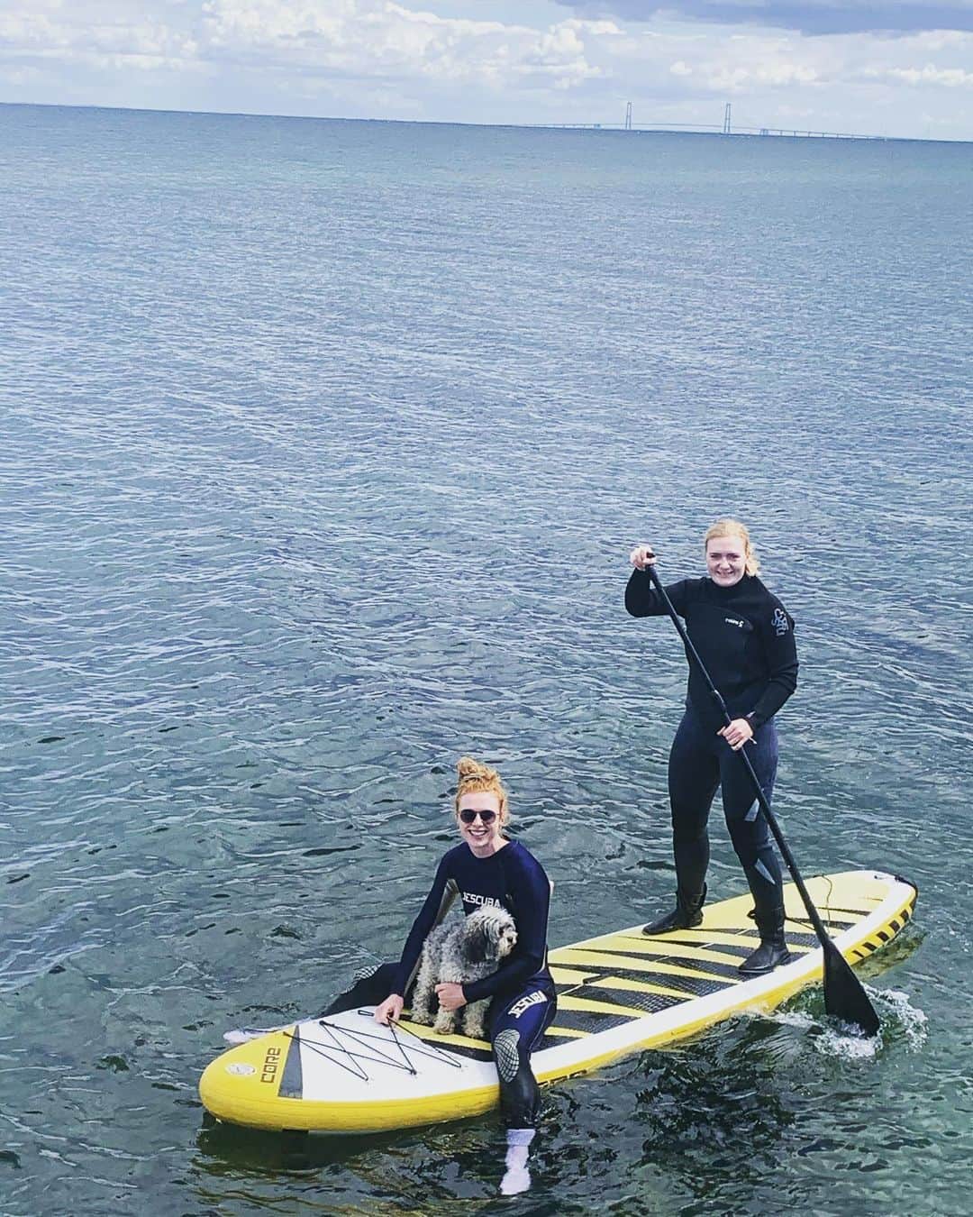 マチルドU・クラマーのインスタグラム：「Rest day well spend 🌊🐶 #familytime」