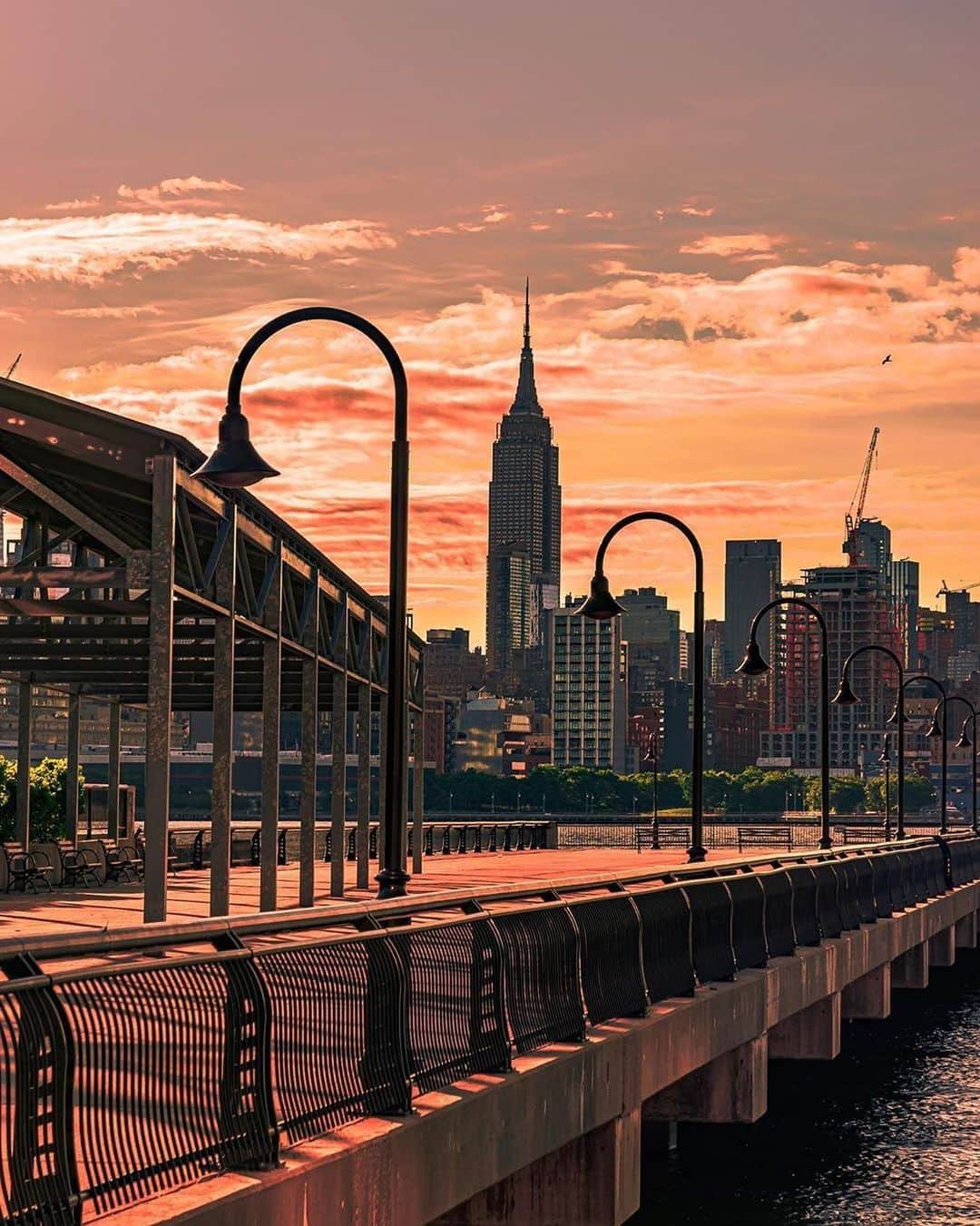 Empire State Buildingさんのインスタグラム写真 - (Empire State BuildingInstagram)「It’s easy to forget, but Manhattan is actually an island—we’ve just got skyscrapers instead of palm trees! 🤩 ⠀⠀⠀⠀⠀⠀⠀⠀⠀ 📷: kingsinista13 #EmpireStateBuilding」7月12日 1時39分 - empirestatebldg