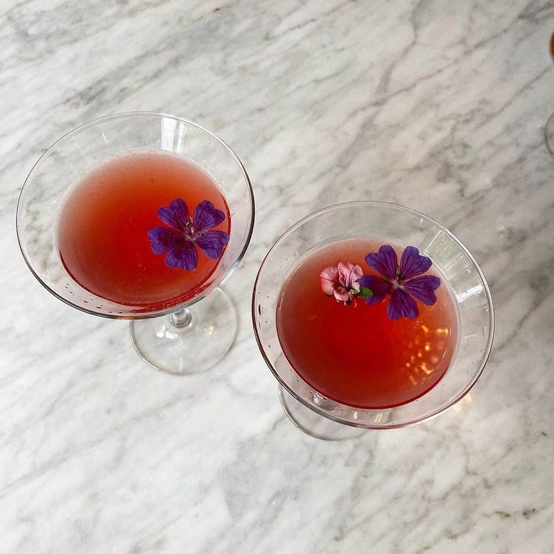MATCHESFASHION.COMさんのインスタグラム写真 - (MATCHESFASHION.COMInstagram)「A few weeks ago, we shared five iconic hotel’s signature cocktails and how you can make them at home, and we love seeing you recreate them for your own happy hours. Swipe to see @ishahutchinson’s version of @discoversoneva Soneva Rocks cocktail, thanks for #CheckingIn with us.  Head to the link in bio to try more signature cocktail recipes and make sure to share your posts by tagging @matchesfashion and #CheckingIn.」7月12日 1時40分 - matches