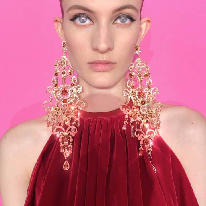 アレクシマビーユのインスタグラム：「Dazzling eyes & earings @alexismabille haute couture show /beauty @louiselefebure @silent_paris makeup @lloydsimmondsmakeup hair @marcorsatelli jewelry @alexismabille cast by @cococasting #alexismabille #earings #chunkyjewels #bigearings #gold #topaz #scintille #brille #accessory #vavavoom #magic #bijoux #bouclesdoreilles #or #topaze #brillance #bijouxdecreateur #bijouxhautefantaisie #louiselefebure」